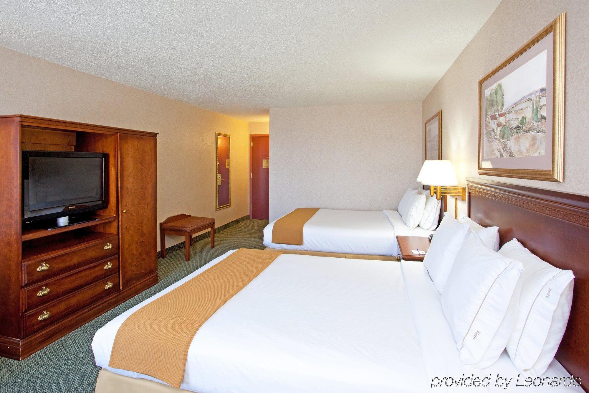Holiday Inn Express And Suites Pittsburgh West Mifflin By Ihg Room photo