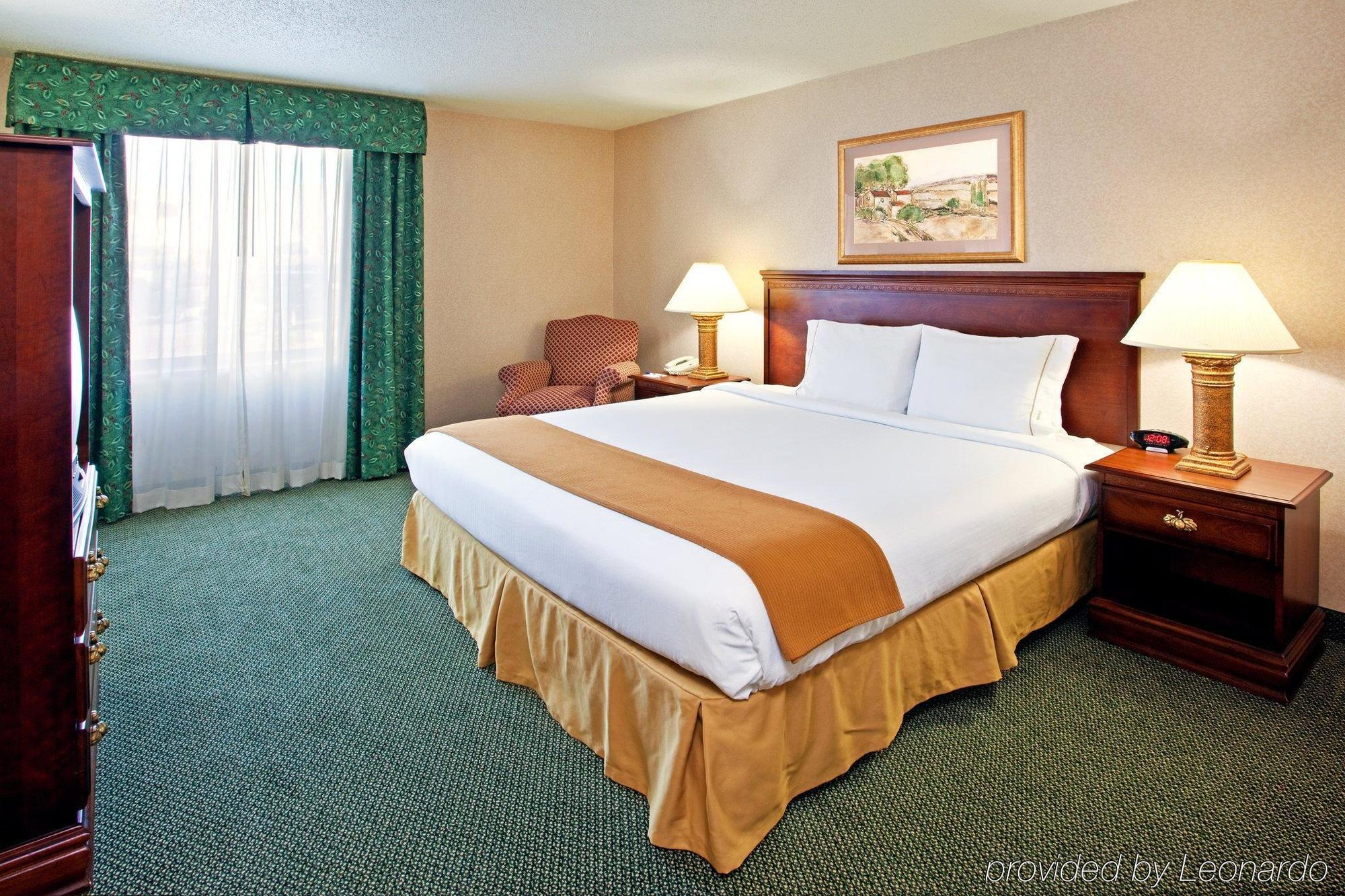 Holiday Inn Express And Suites Pittsburgh West Mifflin By Ihg Room photo